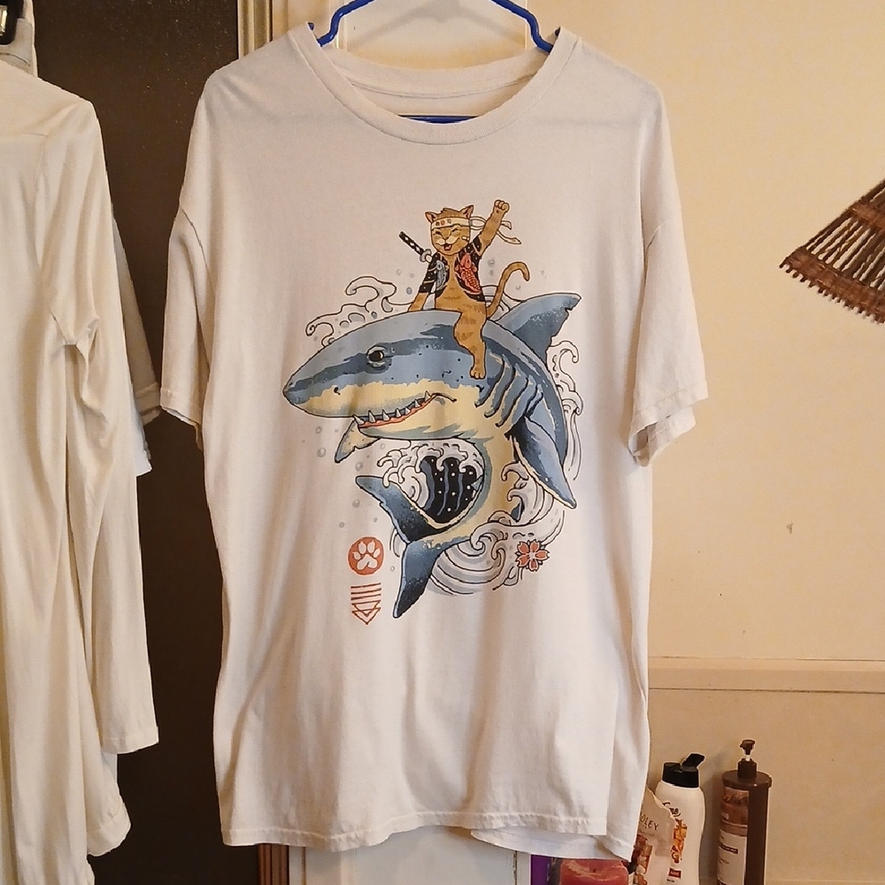Threadless Off-white,T-Shirt with Cat and‎ Shark Design."Catana SHARK" Sz.L.